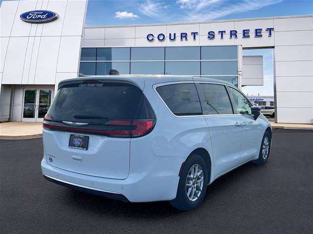 Used 2025 Chrysler Pacifica Select FWD image 5
