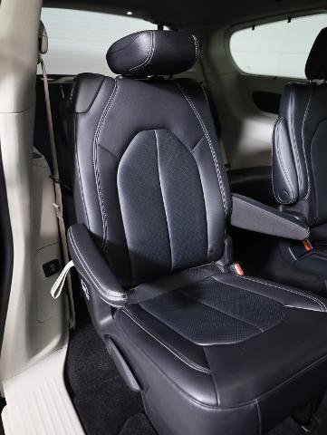 Used 2022 Chrysler Pacifica Touring-L w/ Uconnect Theater Family Group AWD/4WD image 10