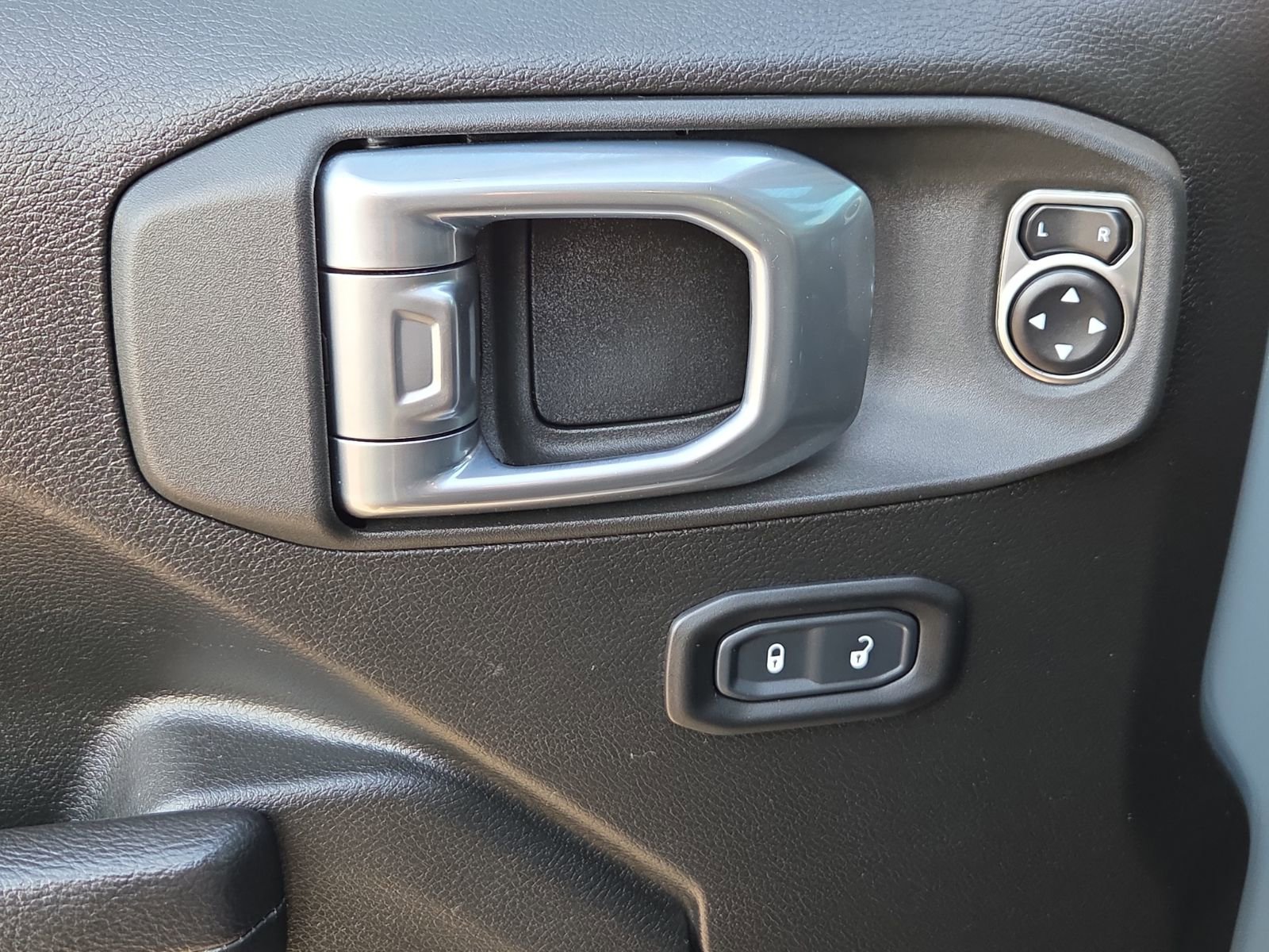 Used 2024 Jeep Wrangler Sport S image 13