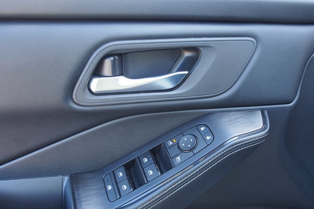 Used 2025 Nissan Rogue SV FWD image 20