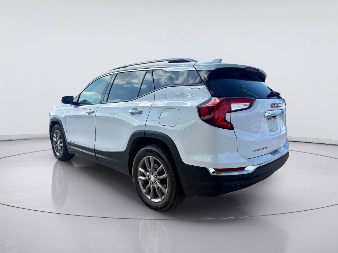 Used 2024 GMC Terrain SLT FWD image 3