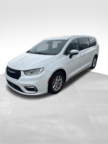 Used 2023 Chrysler Pacifica Touring-L FWD image 4