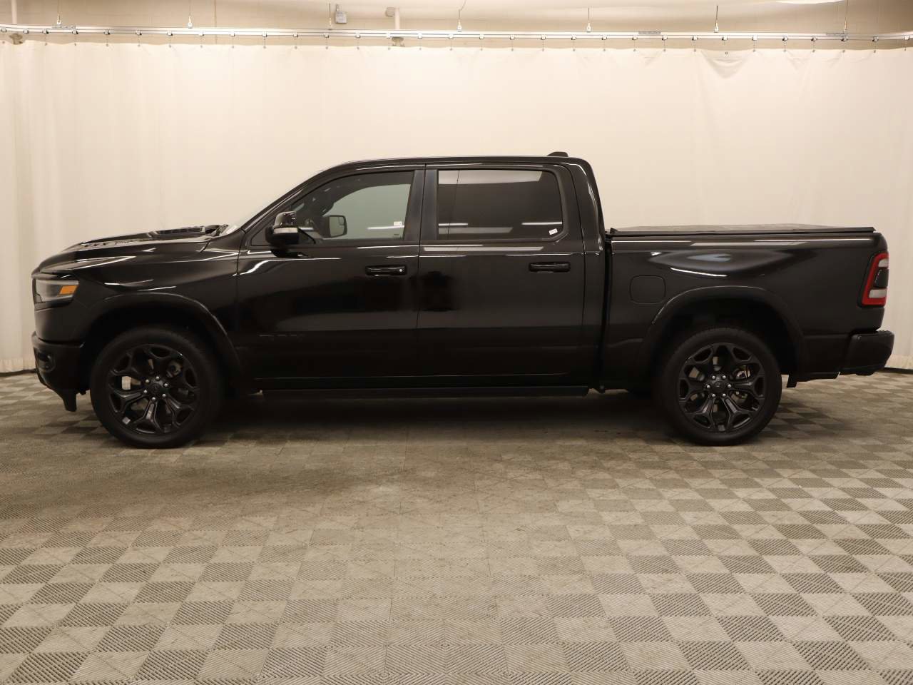 Used 2020 RAM 1500 Limited w/ Black Appearance Package AWD/4WD image 2