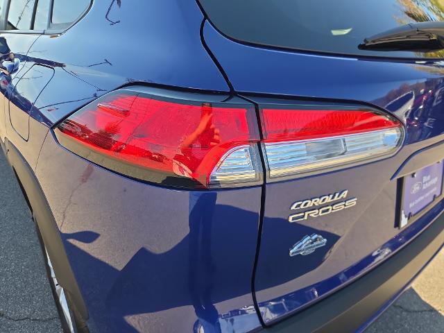 Used 2022 Toyota Corolla Cross LE w/ Moonroof Package AWD/4WD image 5