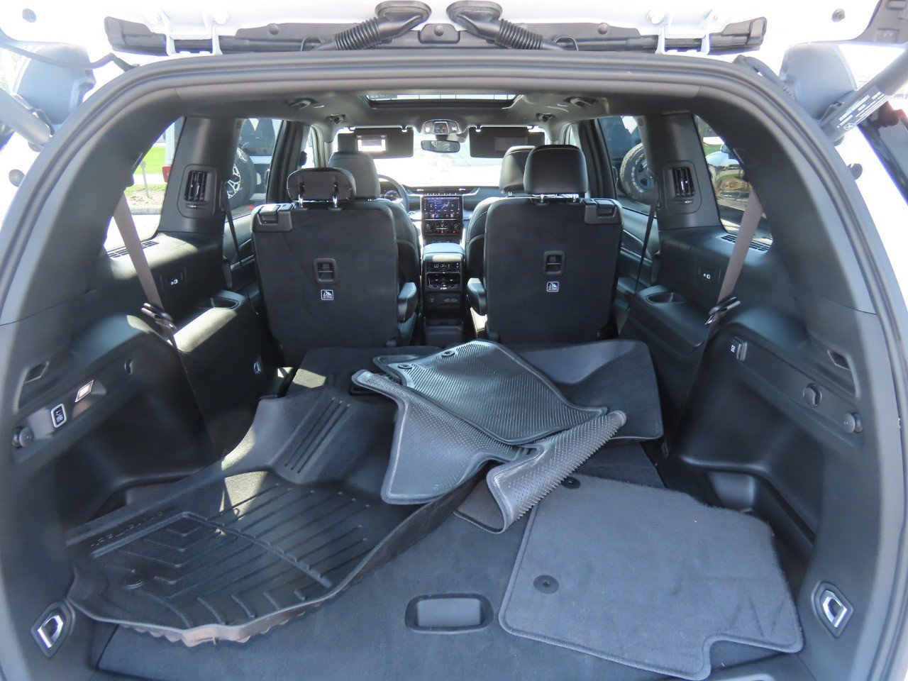 Used 2024 Jeep Grand Cherokee L Limited RWD image 12