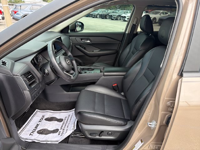 Used 2024 Nissan Rogue SV w/ SV Premium Package FWD image 12