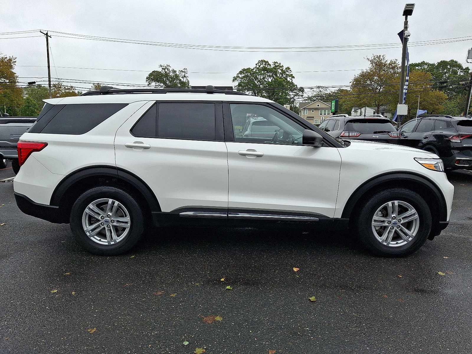 Certified 2022 Ford Explorer XLT w/ Equipment Group 202A image 3