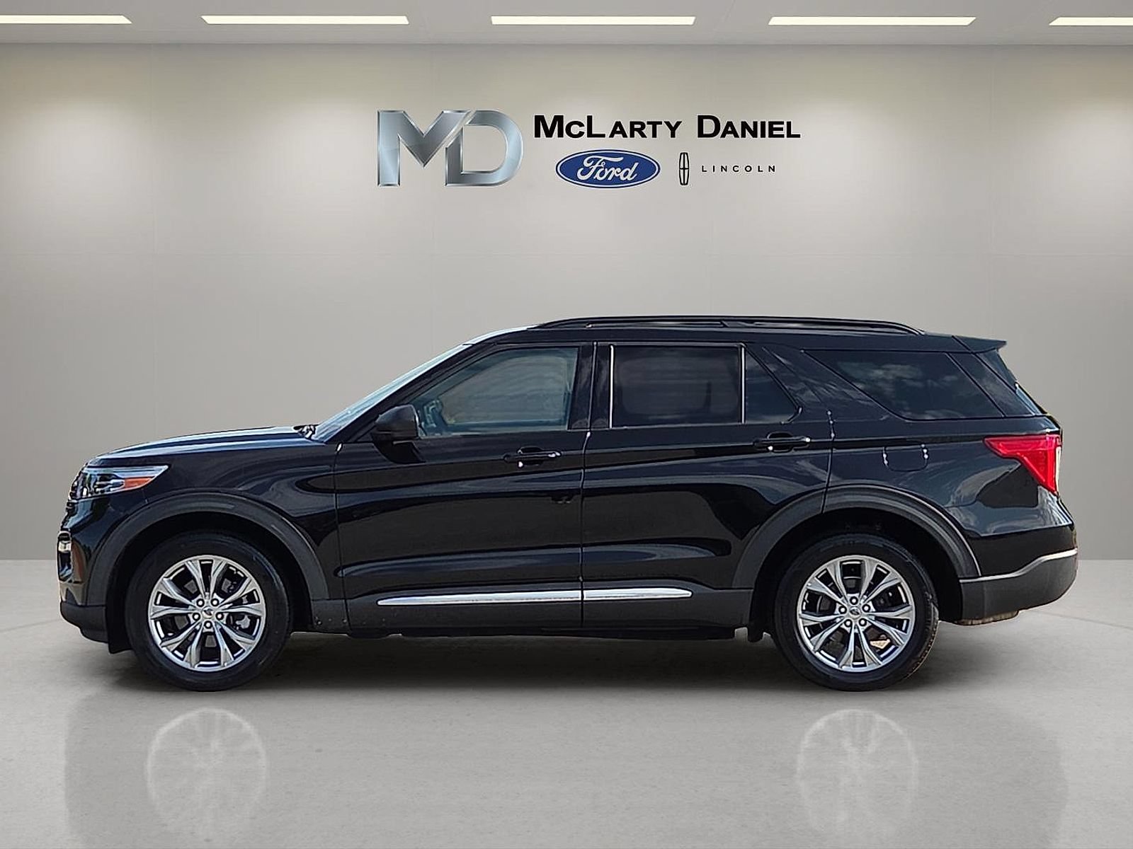 Certified 2020 Ford Explorer XLT w/ Equipment Group 202A AWD/4WD image 3