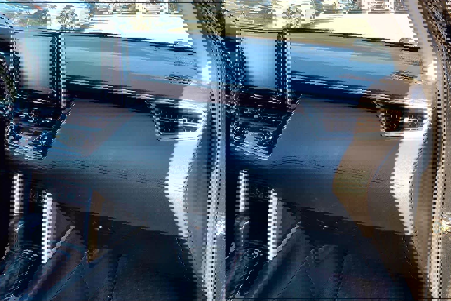 Used 2022 Toyota Corolla Cross XLE image 18