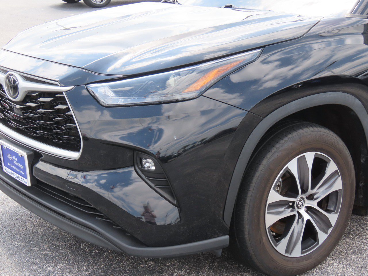 Used 2023 Toyota Highlander XLE FWD image 3