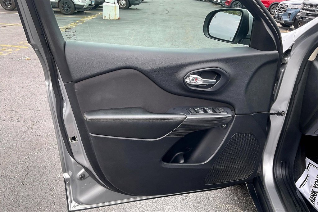 Used 2017 Jeep Cherokee Latitude w/ Safety/Convenience Group FWD image 22