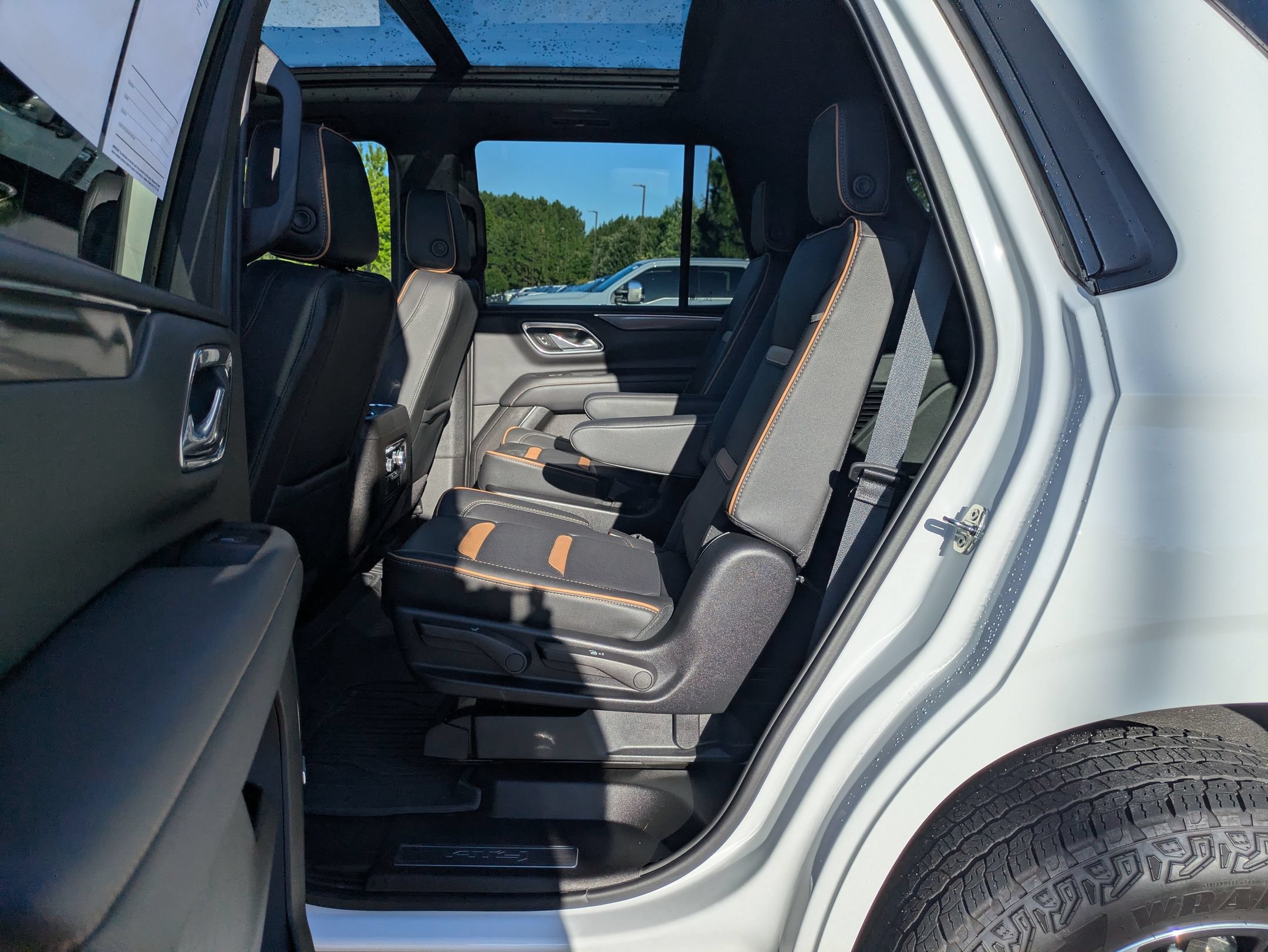 Used 2024 GMC Yukon AT4 w/ Technology Package AWD/4WD image 27