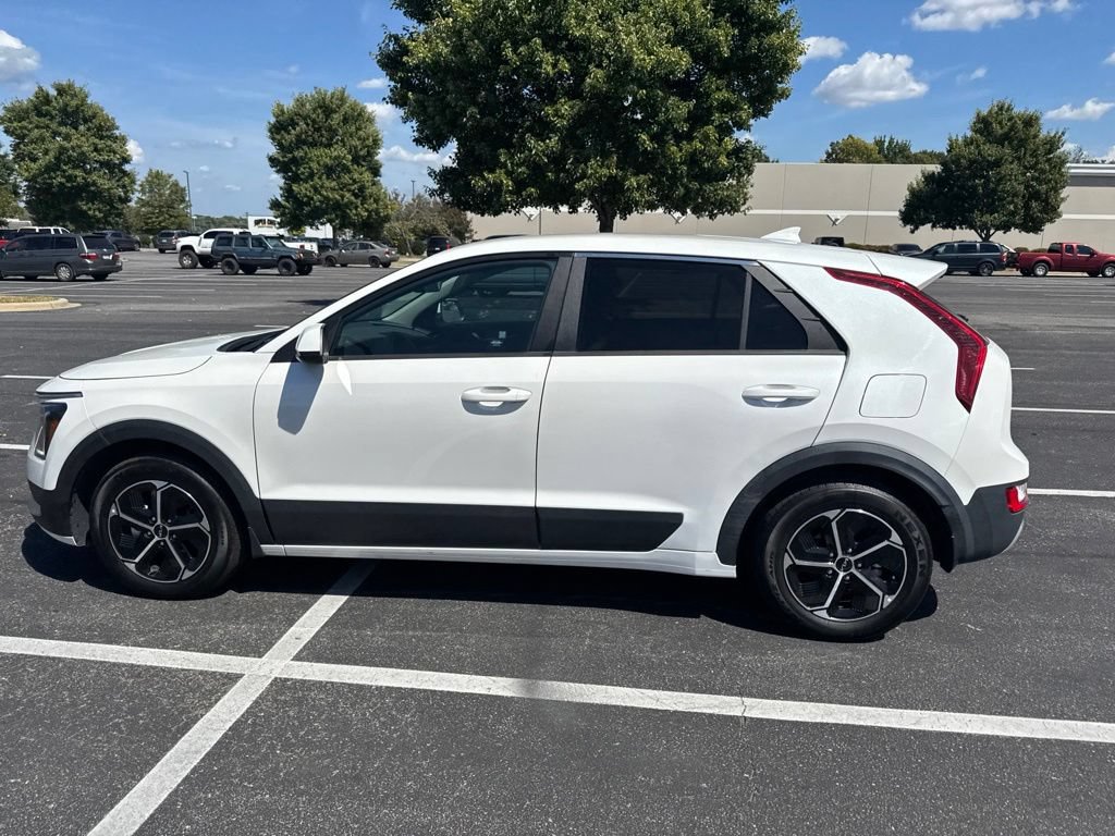 Used 2023 Kia Niro LX FWD image 12