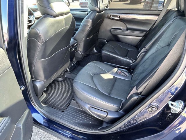 Used 2023 Toyota Highlander Platinum FWD image 13