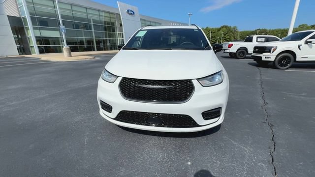 Used 2025 Chrysler Pacifica Limited FWD image 3