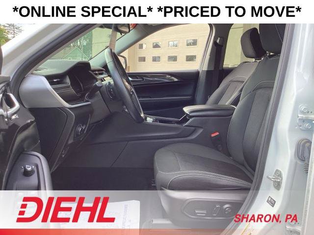 Used 2022 Jeep Grand Cherokee Laredo w/ Luxury Tech Group I AWD/4WD image 21