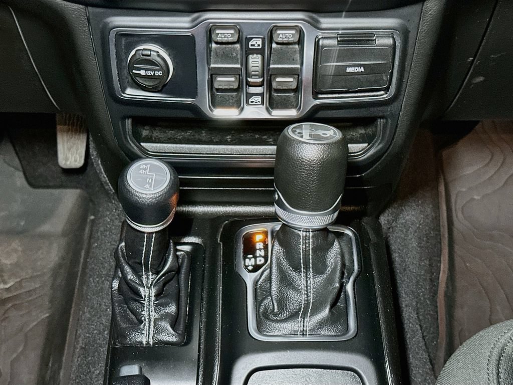 Used 2019 Jeep Wrangler Unlimited Sahara w/ LED Lighting Group AWD/4WD image 16
