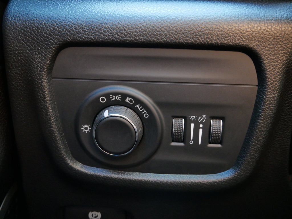 Used 2022 Jeep Grand Cherokee Altitude AWD/4WD image 16