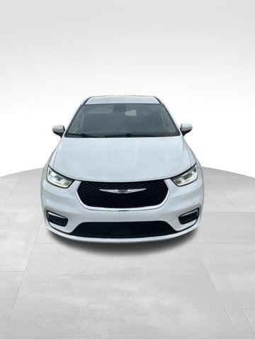 Used 2023 Chrysler Pacifica Touring-L FWD image 3