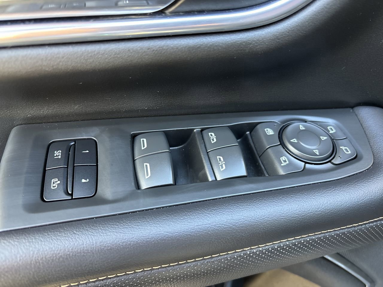 Used 2021 GMC Yukon XL AT4 w/ Technology Package image 24