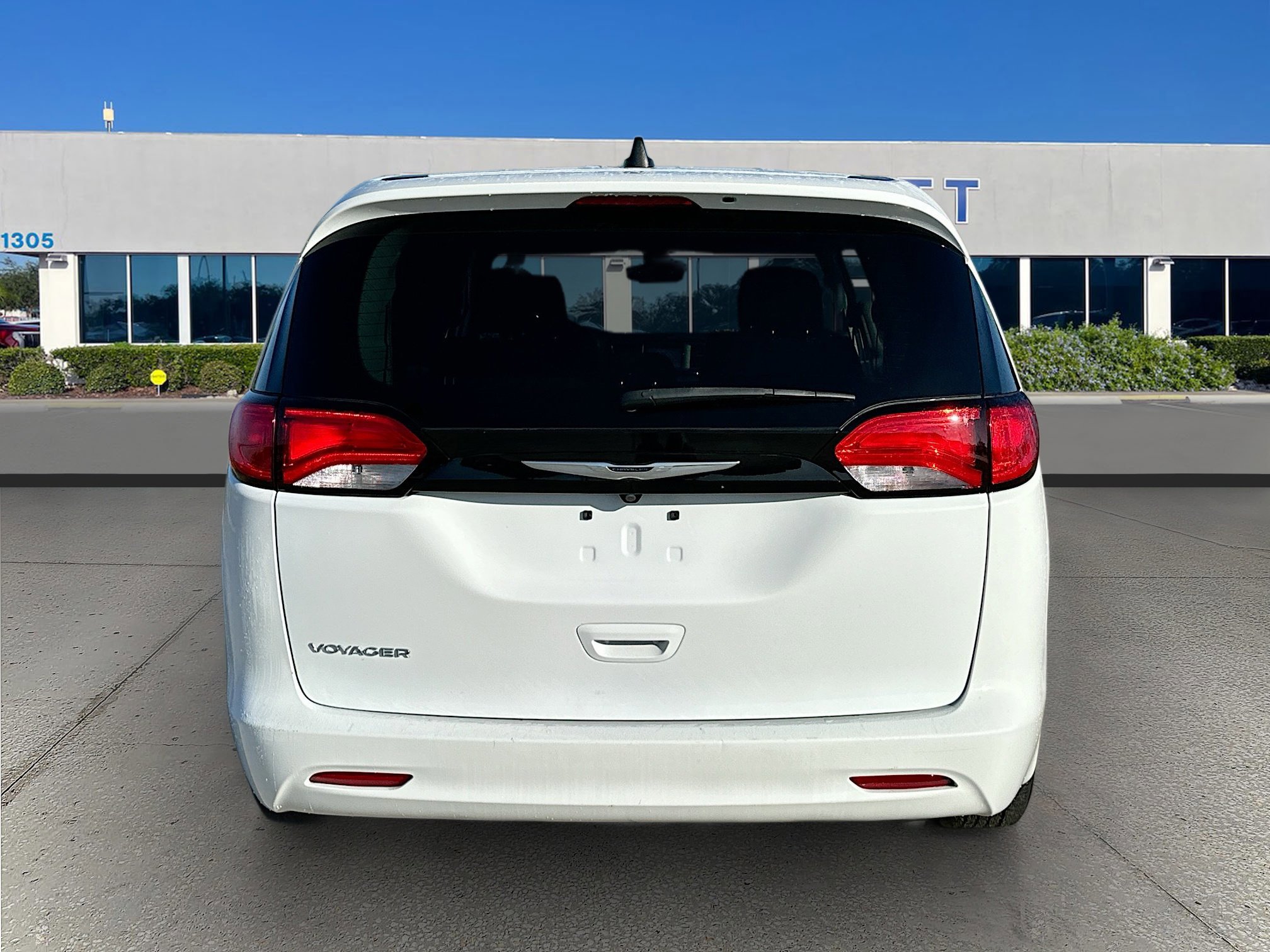 Used 2024 Chrysler Voyager LX image 4