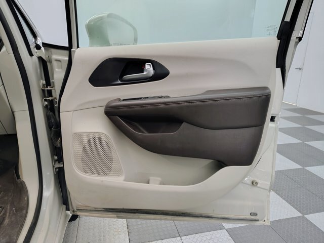 Used 2021 Chrysler Pacifica Touring-L w/ Uconnect Theater Family Group FWD image 13