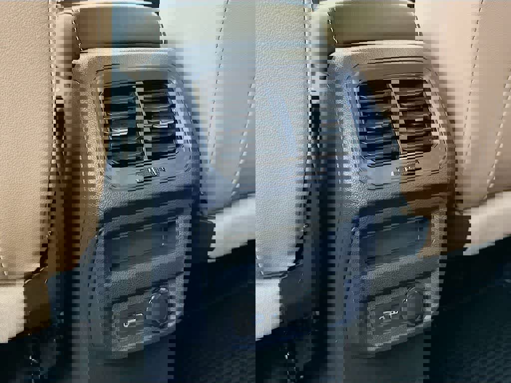 Used 2024 Volkswagen Tiguan SE R-Line image 16