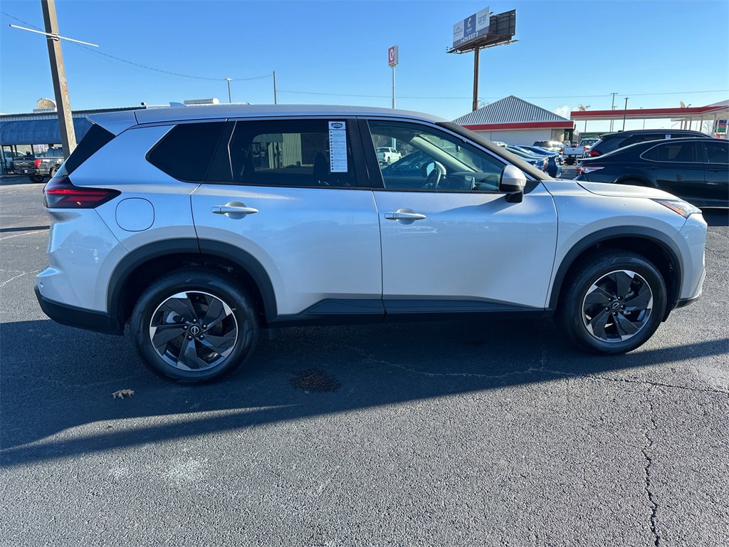 Used 2024 Nissan Rogue SV image 8