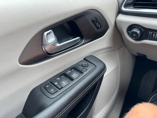 Used 2024 Chrysler Pacifica Touring-L image 23