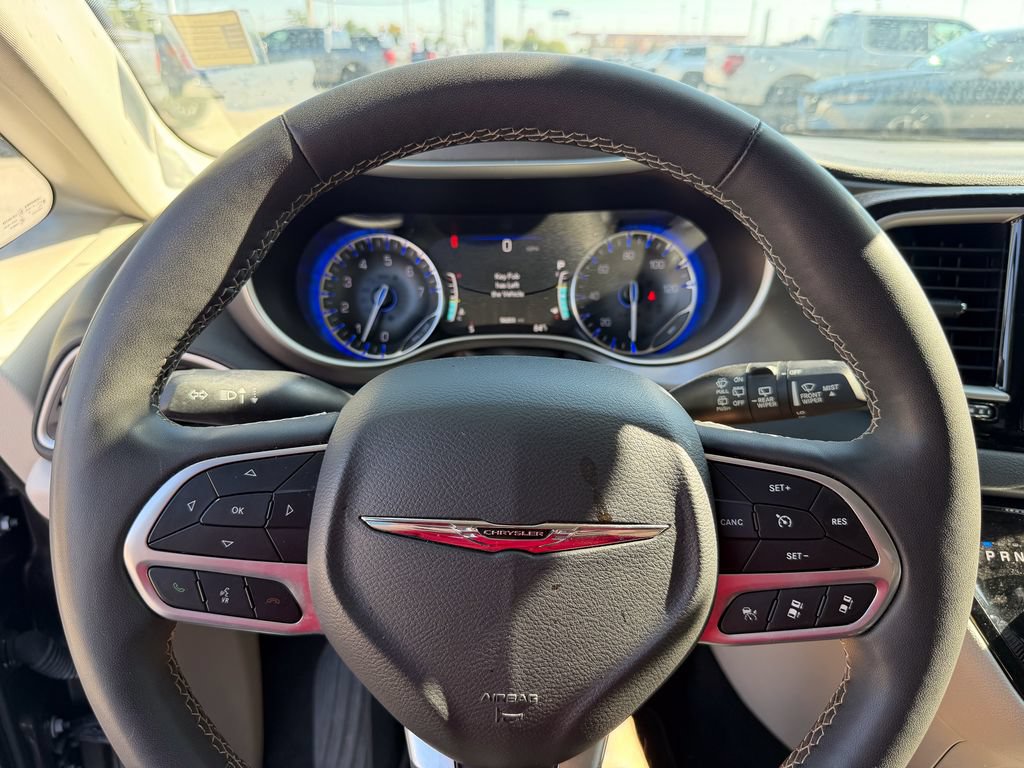 Used 2023 Chrysler Pacifica Touring-L FWD image 27