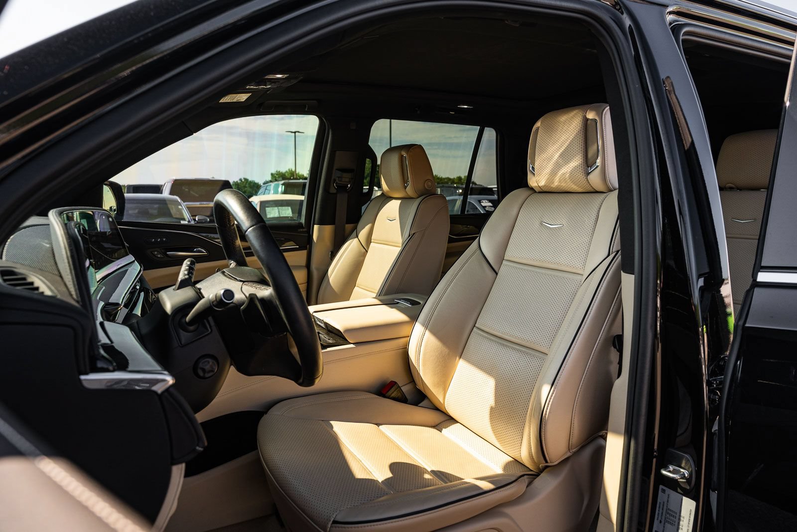 Used 2024 Cadillac Escalade Premium Luxury AWD/4WD image 22