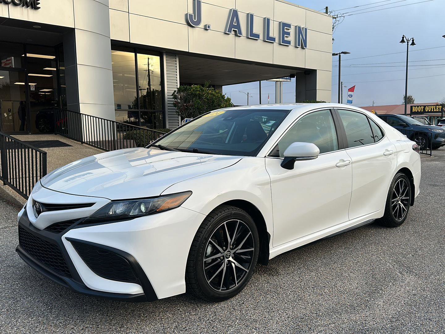 Used 2024 Toyota Camry SE image 2