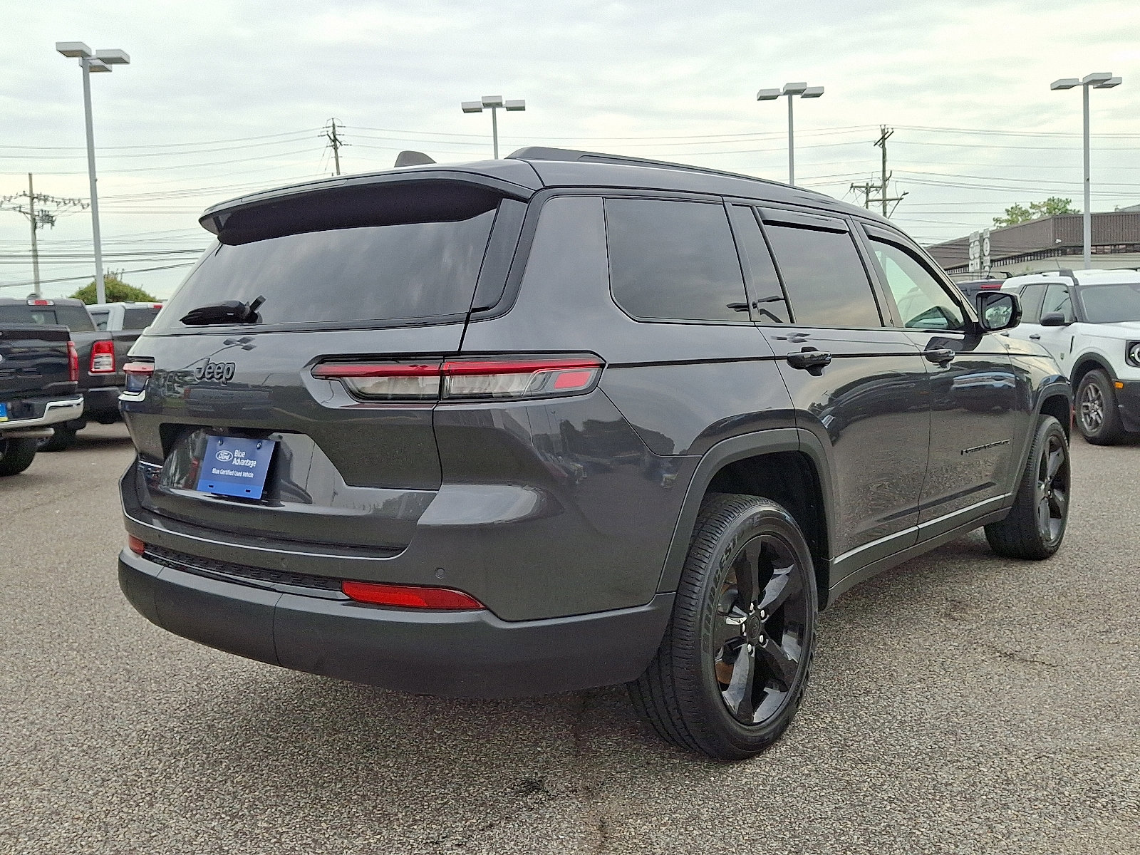 Used 2023 Jeep Grand Cherokee L Laredo image 7
