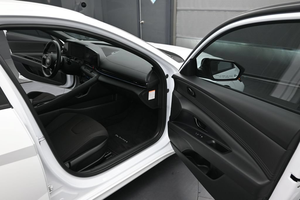 Used 2025 Hyundai Elantra SEL FWD image 17