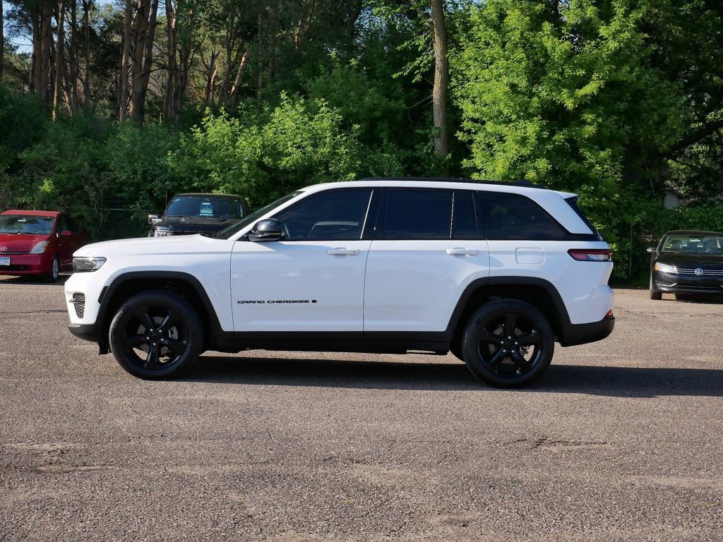 Used 2022 Jeep Grand Cherokee Altitude AWD/4WD image 5