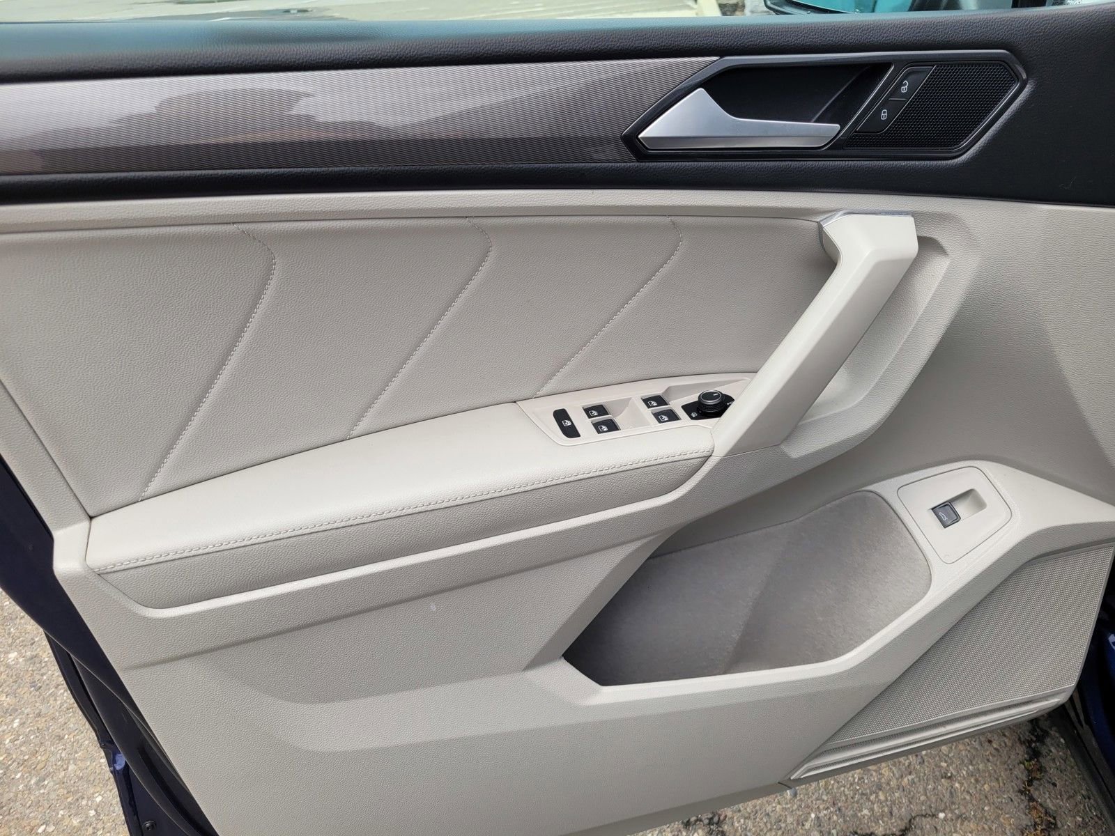Used 2022 Volkswagen Tiguan SE FWD image 16