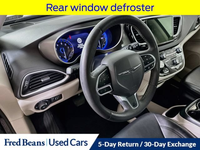 Used 2024 Chrysler Pacifica Touring-L FWD image 12