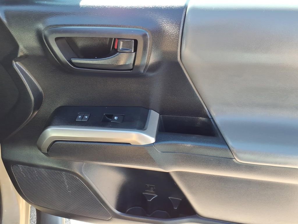 Used 2020 Toyota Tacoma SR5 w/ Technology Package AWD/4WD image 7