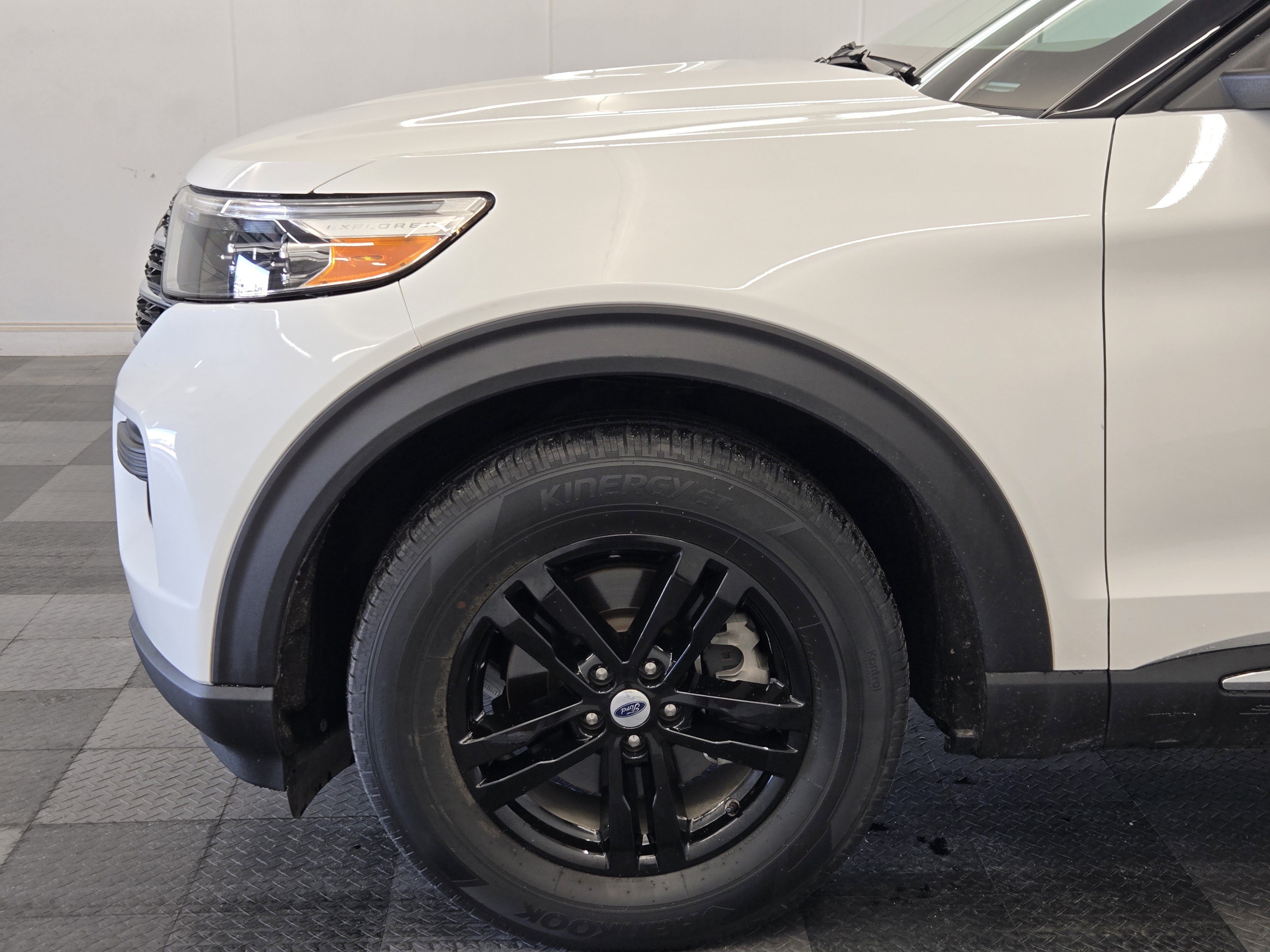 Certified 2023 Ford Explorer XLT RWD image 9