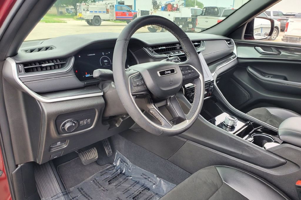 Used 2023 Jeep Grand Cherokee Altitude RWD image 3