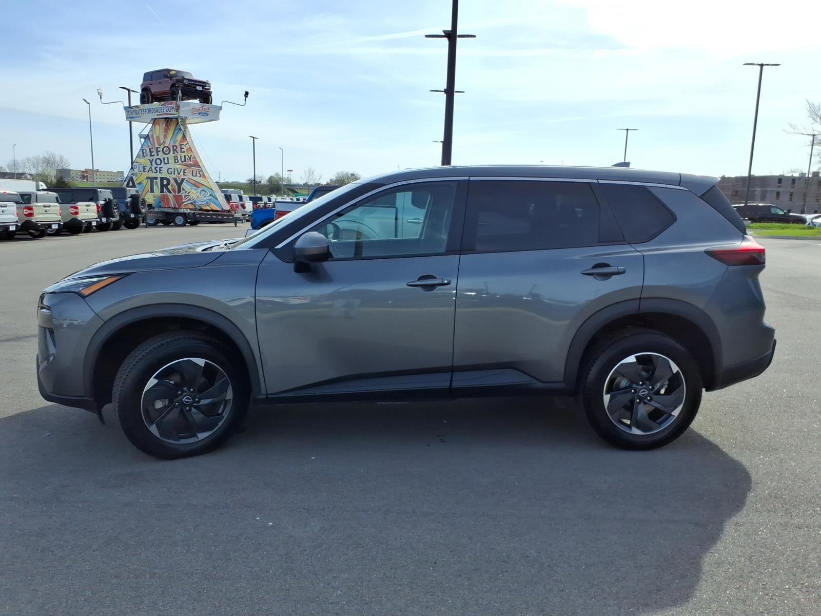 Used 2024 Nissan Rogue SV image 2