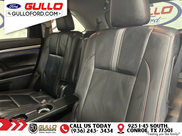 Used 2019 Toyota Highlander SE w/ Nightshade Edition FWD image 14