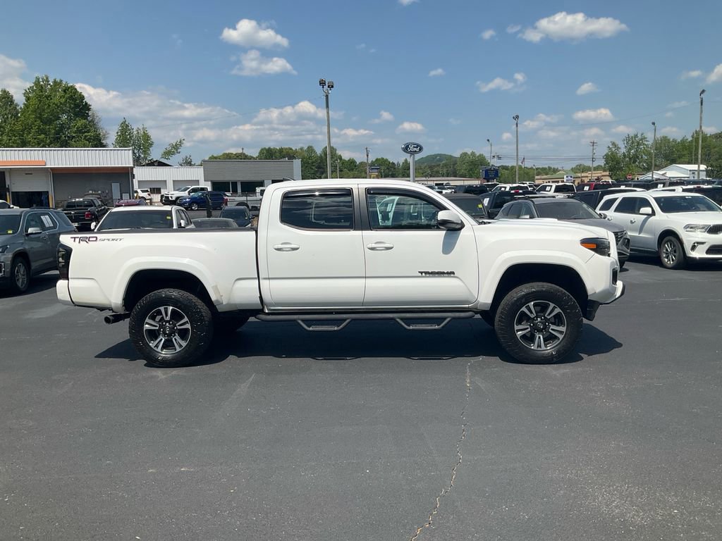 Used 2017 Toyota Tacoma TRD Sport RWD image 2