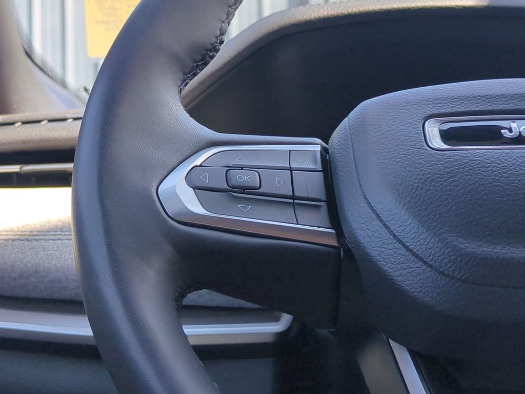 Used 2025 Jeep Compass Latitude AWD/4WD image 16