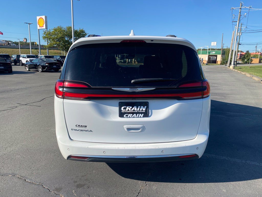 Used 2022 Chrysler Pacifica Touring-L FWD image 6