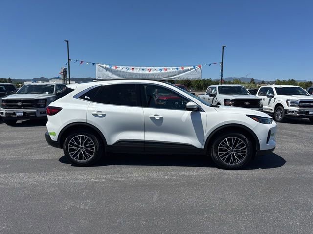 Certified 2023 Ford Escape SE w/ PHEV Premium Package FWD image 4