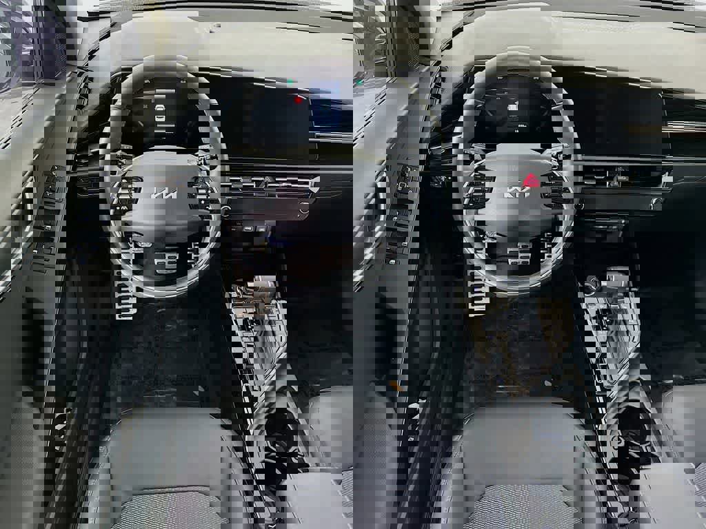 Used 2024 Kia Niro EX Touring image 13