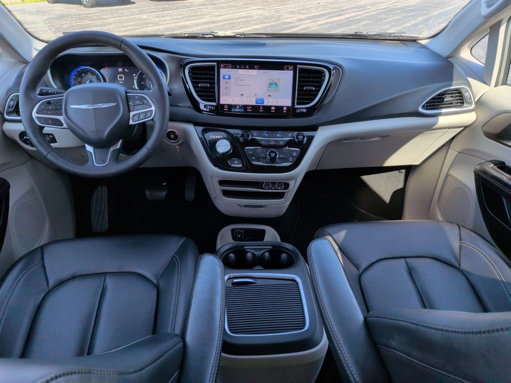 Used 2023 Chrysler Pacifica Touring-L FWD video 2