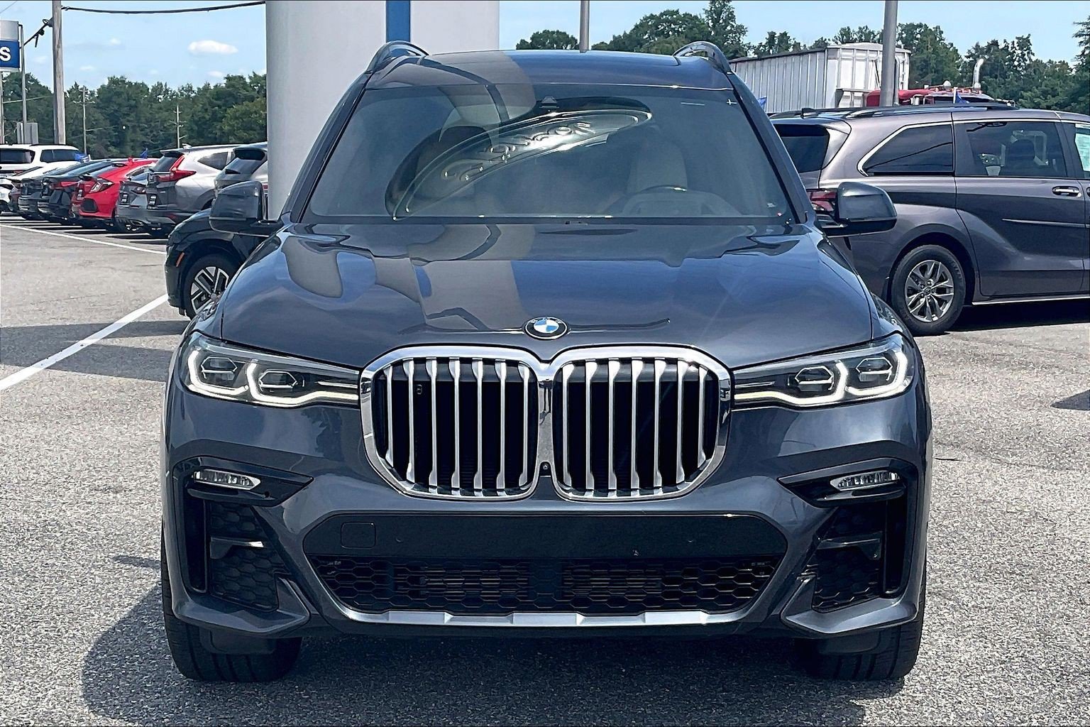 Used 2022 BMW X7 xDrive40i w/ M Sport Package AWD/4WD image 2