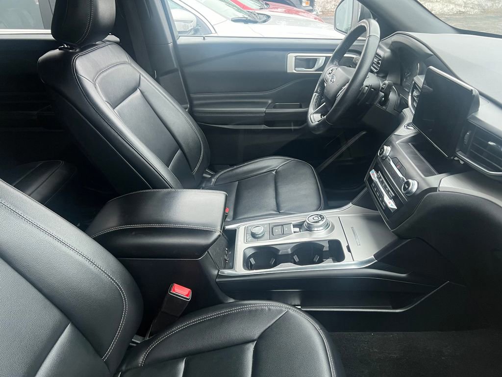 Certified 2020 Ford Explorer XLT w/ Equipment Group 202A image 4